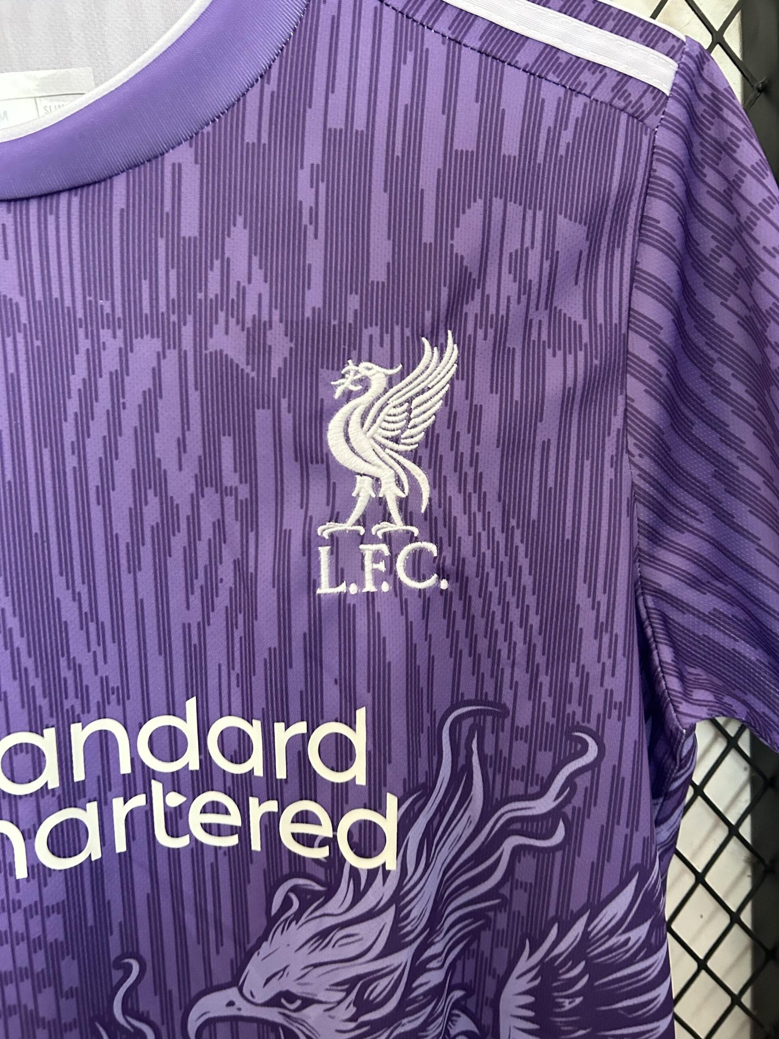 7e07fcc2_1289cea0-0545-4e24-a9f1-f2348540b336.jpg Liverpool Jersey Special Edition VI 2025/2026 - Retro Football Shirt, view 4
