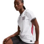england-nike-home-stadium-shirt-2026-womens_ss5_p-203531764_pv-1_u-mtlsqy0wtcscf5aj45pn_v-l6ki6mydcfeumrbxtdom.jpg